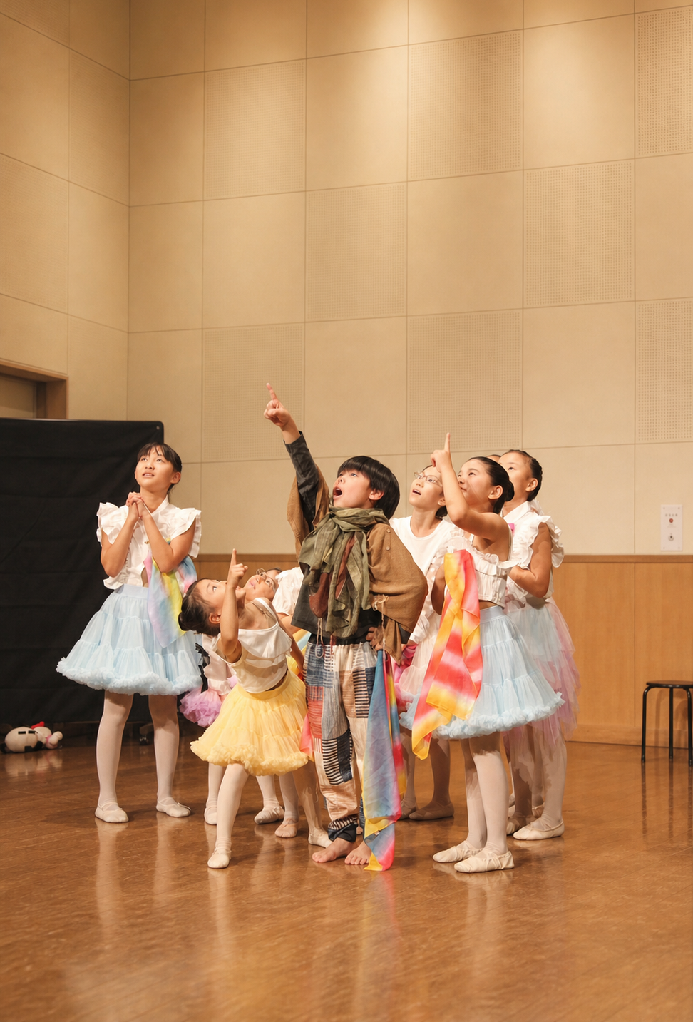 舞台で未来を指さし、いきいきと表現する子どもたち