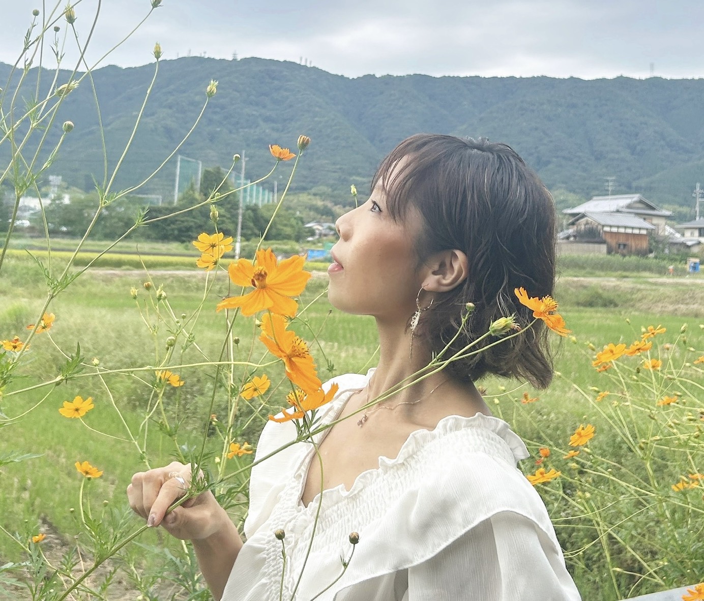 花畑に立つ講師